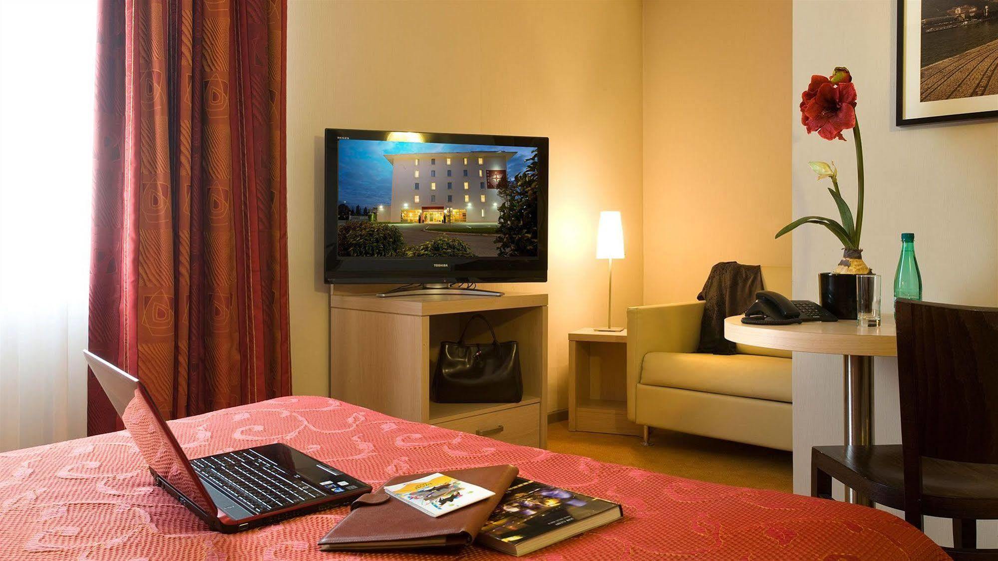 Ibis Styles Lyon Meyzieu Arena Stadium Kültér fotó
